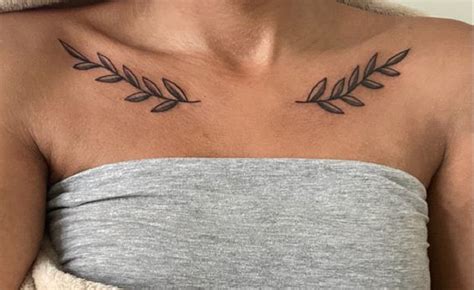 tatuajes entre pecho mujer|Tatuajes para mujeres en el PECHO: 30 diseños ATREVIDOS y。